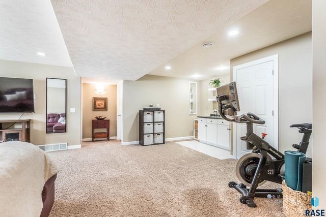 3141 S Newcastle Ct Court, Sioux Falls, SD 57110