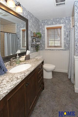 10430 Weeks Drive, Lincoln, NE 68516