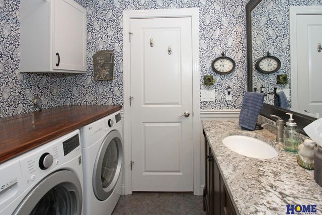 10430 Weeks Drive, Lincoln, NE 68516