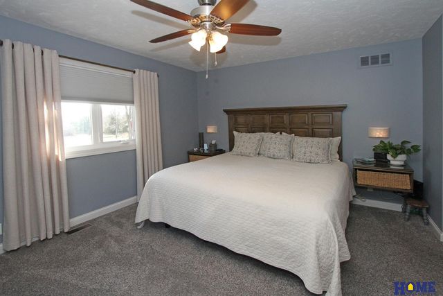 10430 Weeks Drive, Lincoln, NE 68516