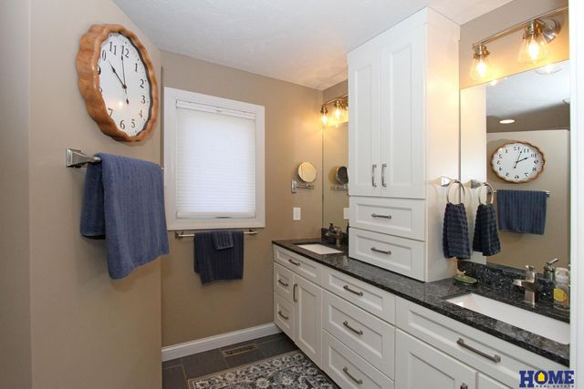 10430 Weeks Drive, Lincoln, NE 68516