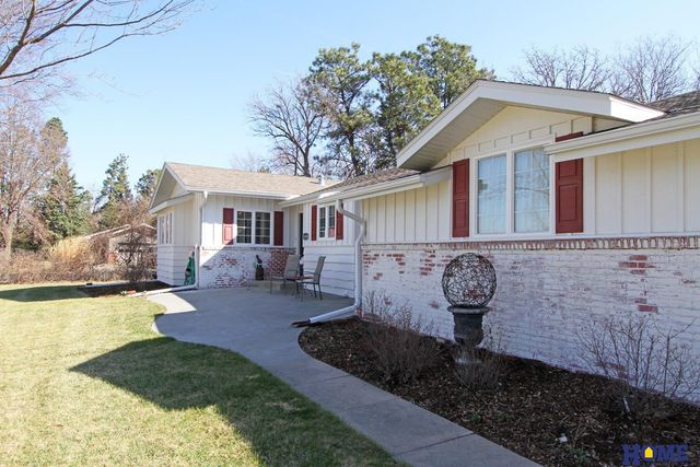 10430 Weeks Drive, Lincoln, NE 68516