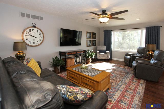 10430 Weeks Drive, Lincoln, NE 68516