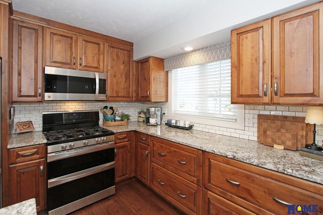 10430 Weeks Drive, Lincoln, NE 68516