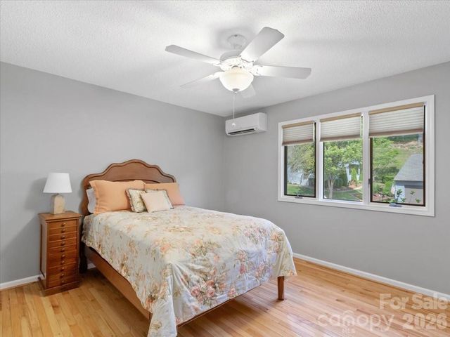301 Robertson Street, Burnsville, NC 28714