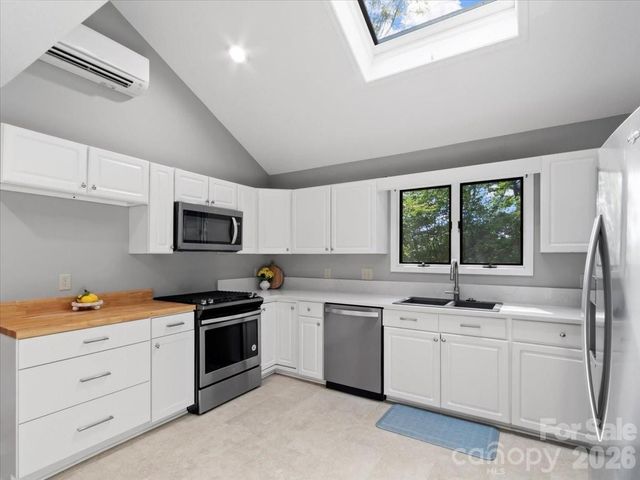 301 Robertson Street, Burnsville, NC 28714