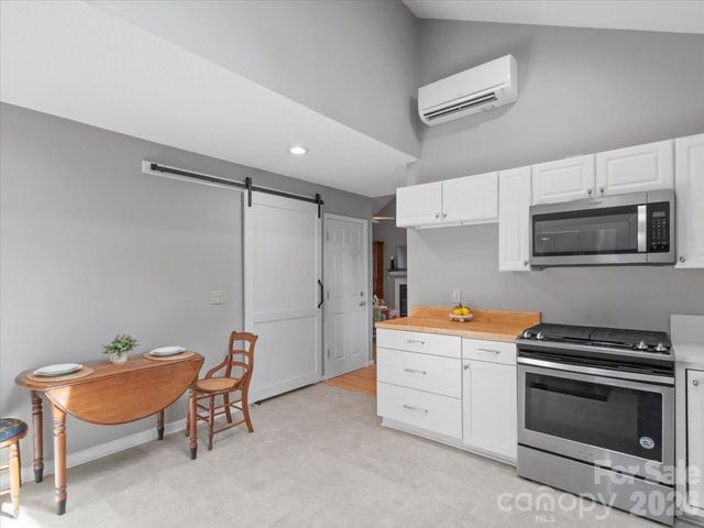 301 Robertson Street, Burnsville, NC 28714
