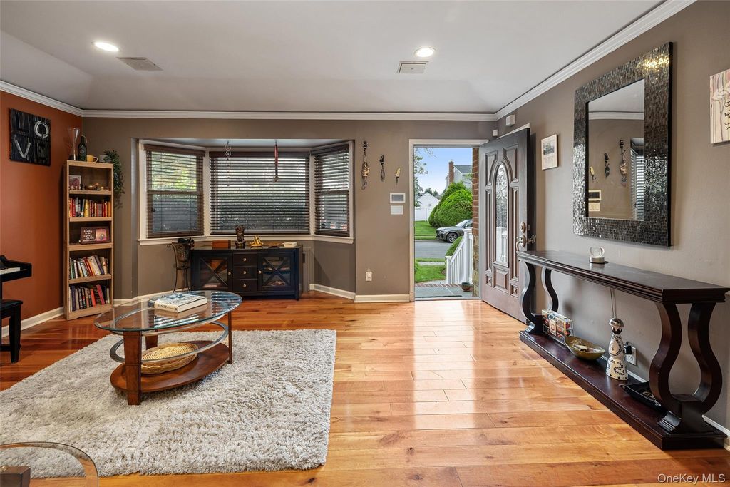 26 Kathleen Drive E, Syosset, NY 11791 — photo 3