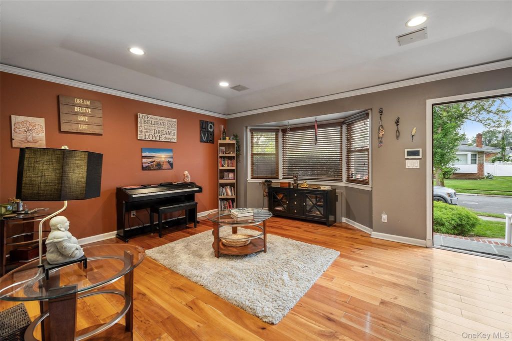 26 Kathleen Drive E, Syosset, NY 11791 — photo 4