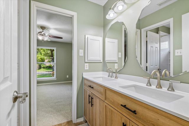 15702 Park Center Way, Houston, TX 77059