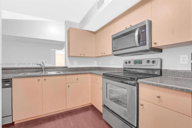 2586 Centergate Dr 303, Miramar, FL 33025