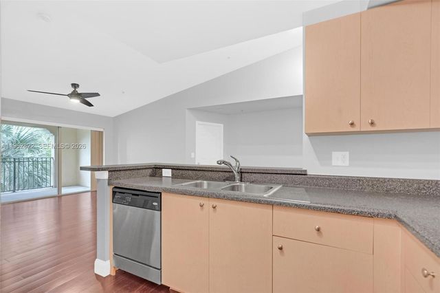 2586 Centergate Dr 303, Miramar, FL 33025