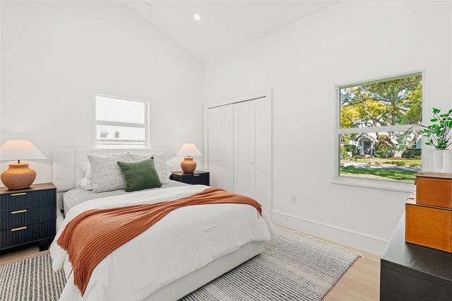 1834 BOUGAINVILLEA STREET, Sarasota, FL 34239