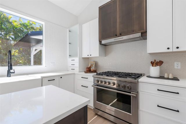 1834 BOUGAINVILLEA STREET, Sarasota, FL 34239