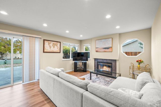 395 Marna Dr, Vacaville, CA 95687