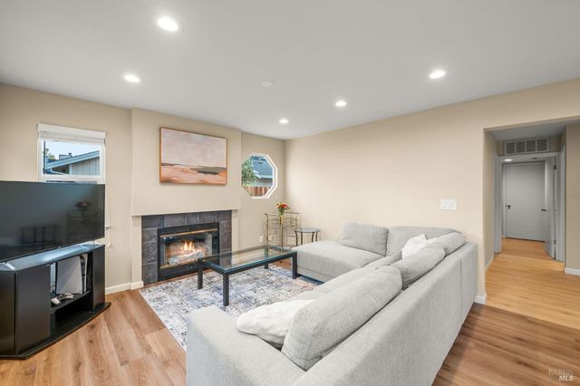 395 Marna Dr, Vacaville, CA 95687