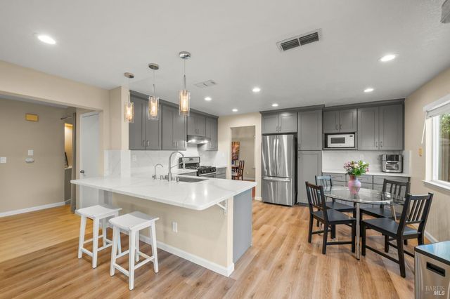 395 Marna Dr, Vacaville, CA 95687