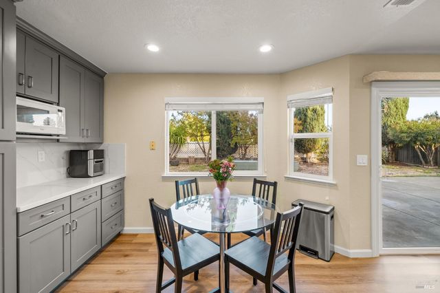 395 Marna Dr, Vacaville, CA 95687