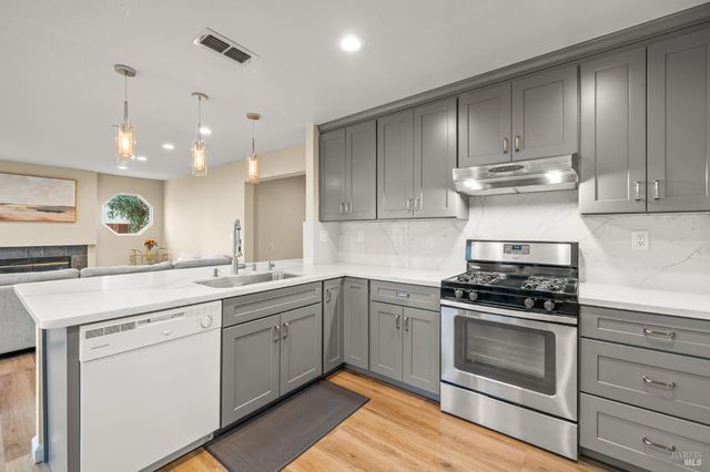 395 Marna Dr, Vacaville, CA 95687