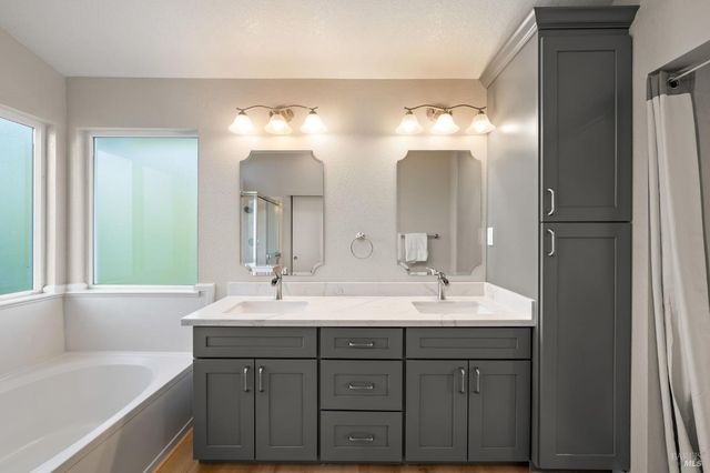 395 Marna Dr, Vacaville, CA 95687