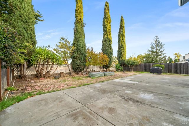 395 Marna Dr, Vacaville, CA 95687
