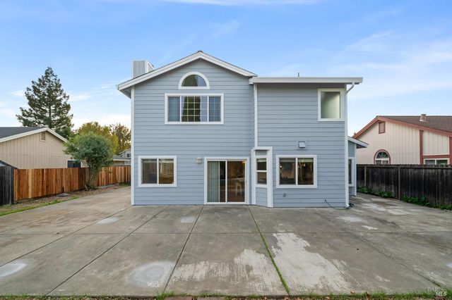 395 Marna Dr, Vacaville, CA 95687