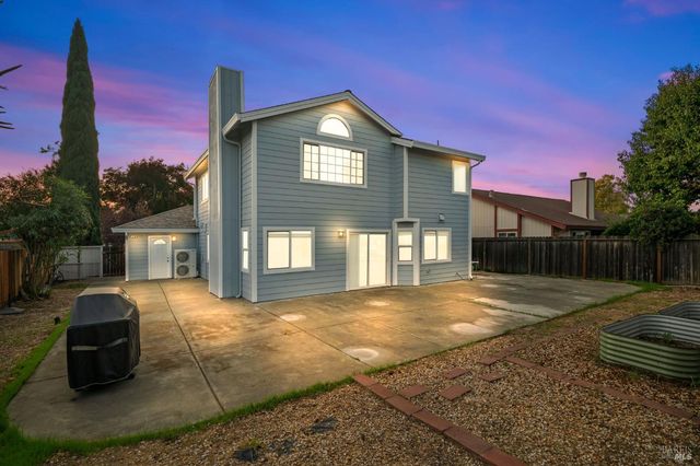 395 Marna Dr, Vacaville, CA 95687
