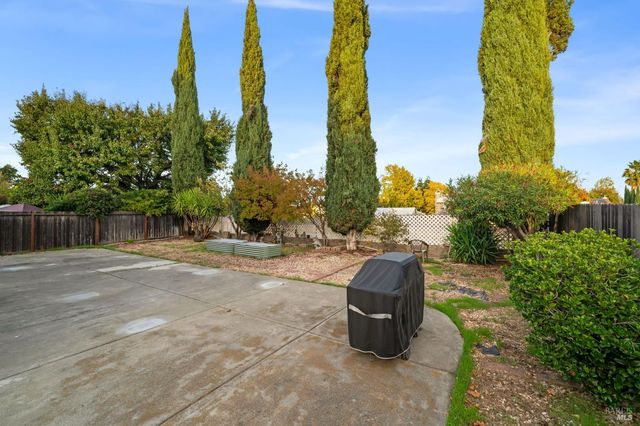 395 Marna Dr, Vacaville, CA 95687