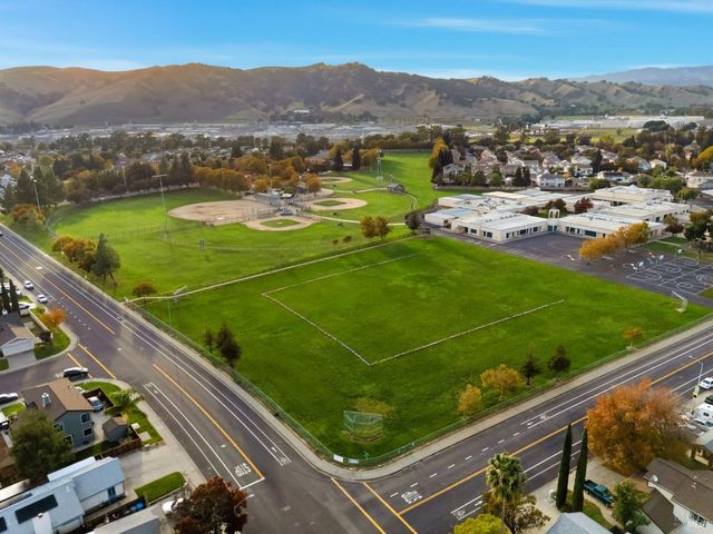 395 Marna Dr, Vacaville, CA 95687