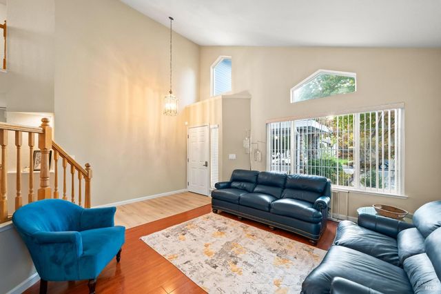 395 Marna Dr, Vacaville, CA 95687