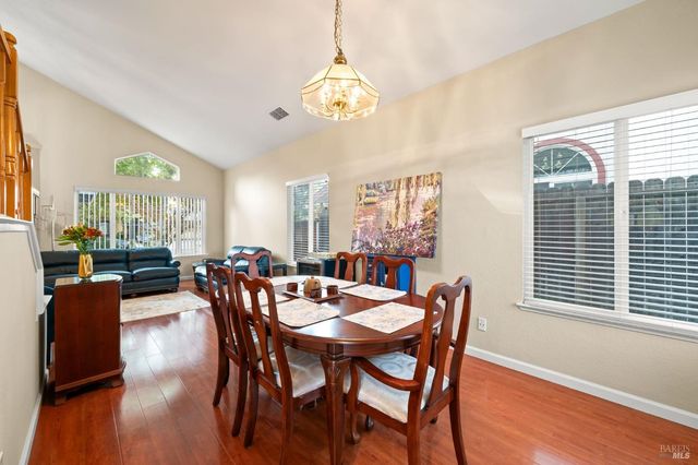 395 Marna Dr, Vacaville, CA 95687