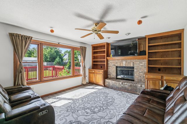 4608 WILLOW WOOD Court, Davenport, IA 52807