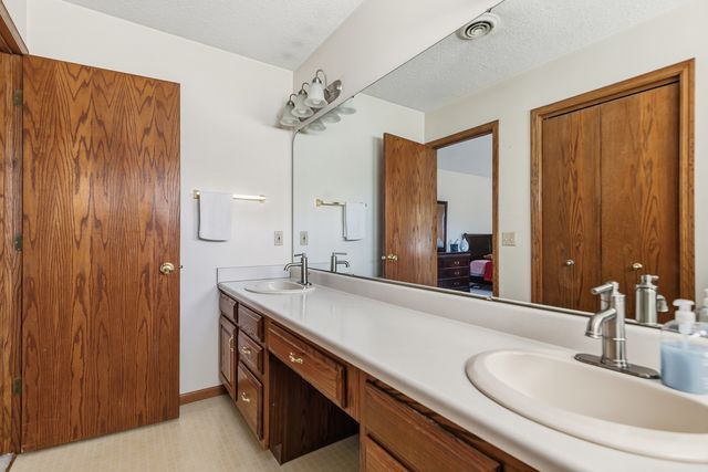 4608 WILLOW WOOD Court, Davenport, IA 52807