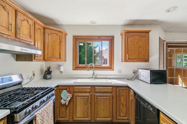 4608 WILLOW WOOD Court, Davenport, IA 52807