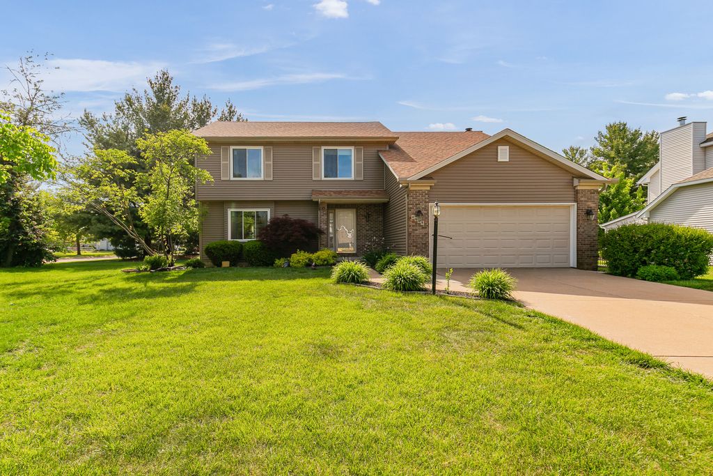 4608 WILLOW WOOD Court, Davenport, IA 52807