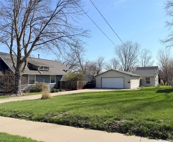 3221 E 12th Street, Des Moines, IA 50316