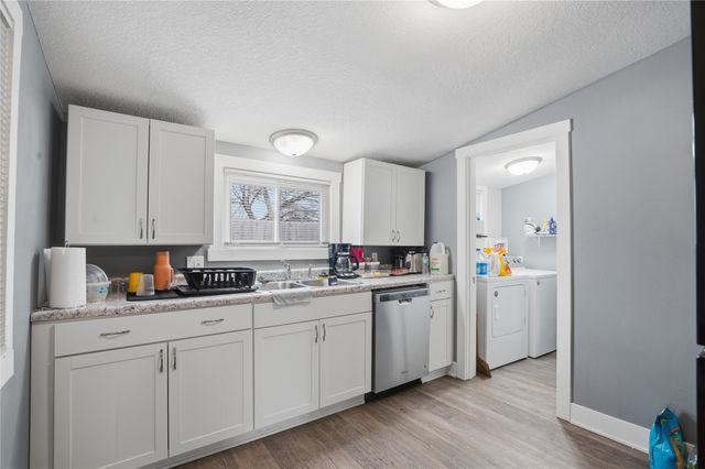 3221 E 12th Street, Des Moines, IA 50316