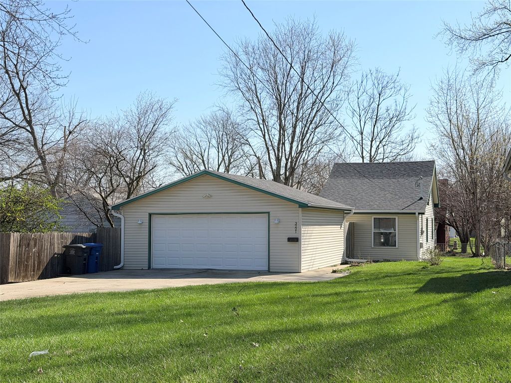 3221 E 12th Street, Des Moines, IA 50316