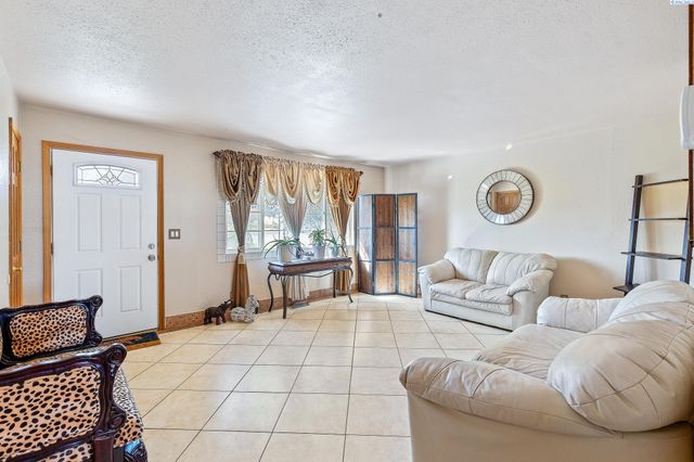 210506 E Cochran Rd, Kennewick, WA 99337