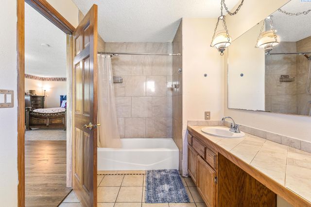 210506 E Cochran Rd, Kennewick, WA 99337