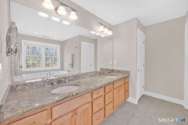 1 Bramble Trail, Newtown, CT 06470