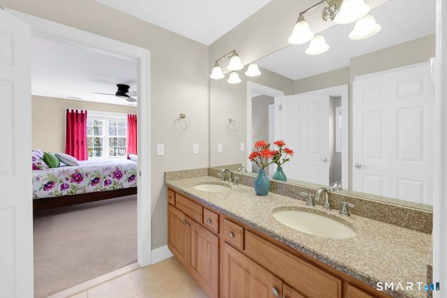 1 Bramble Trail, Newtown, CT 06470