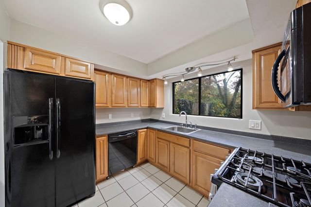 258 Greenbrook Dr 258, Stoughton, MA 02072