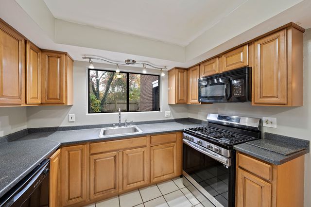 258 Greenbrook Dr 258, Stoughton, MA 02072