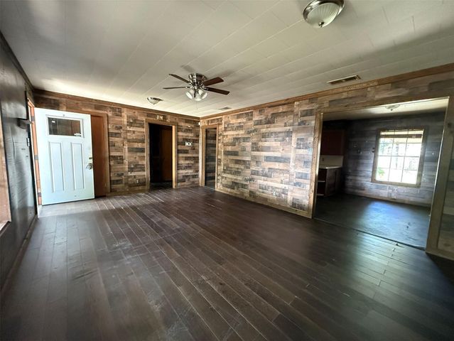 637 S Meyer Street, La Grange, TX 78945