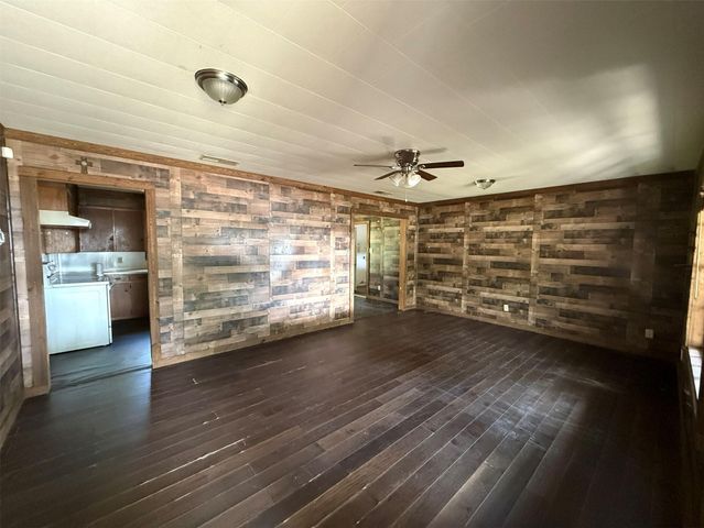 637 S Meyer Street, La Grange, TX 78945