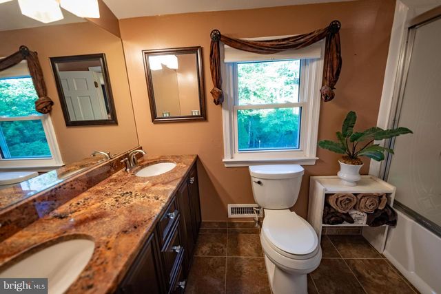 7 CARRIAGE WAY, Cinnaminson, NJ 08077