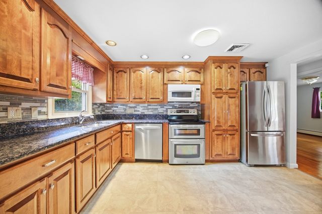 2 Drake Lane, Holyoke, MA 01040
