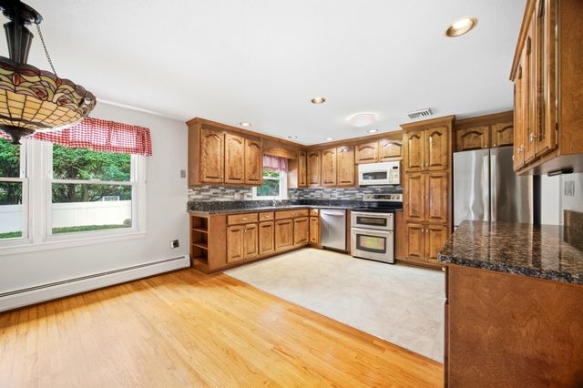 2 Drake Lane, Holyoke, MA 01040