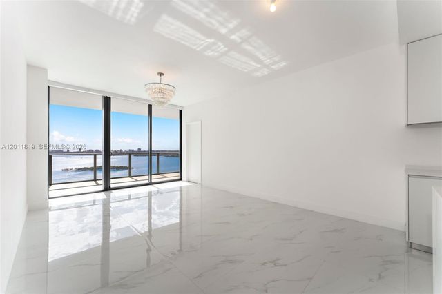 700 NE 24 2504, Miami, FL 33137